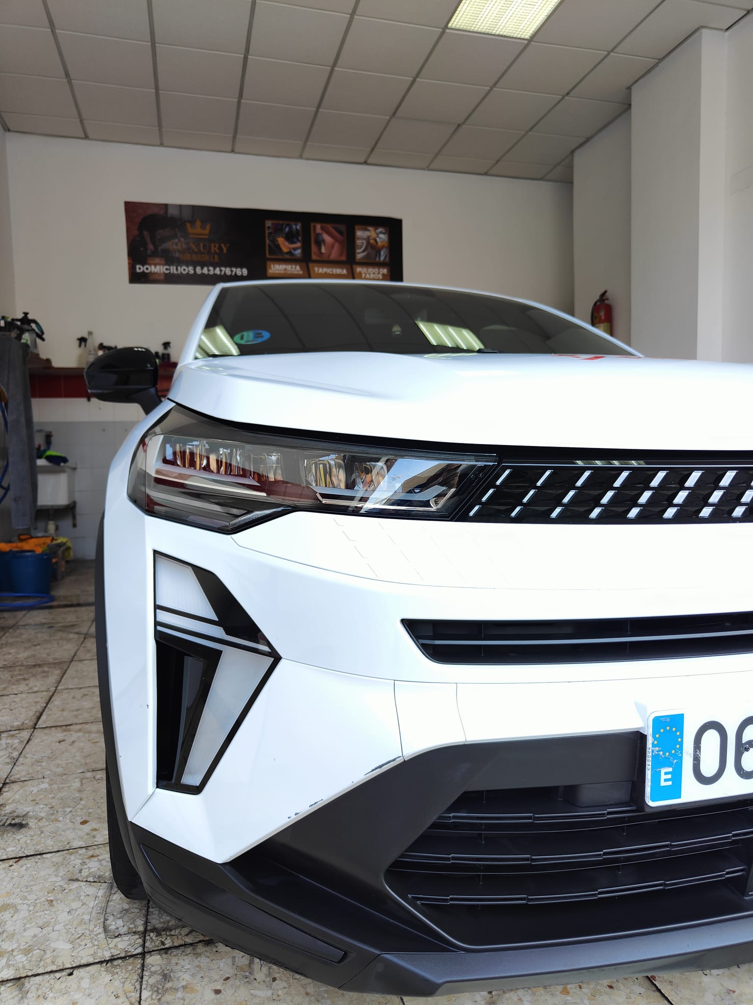 Interior de coche sucio antes del detailing