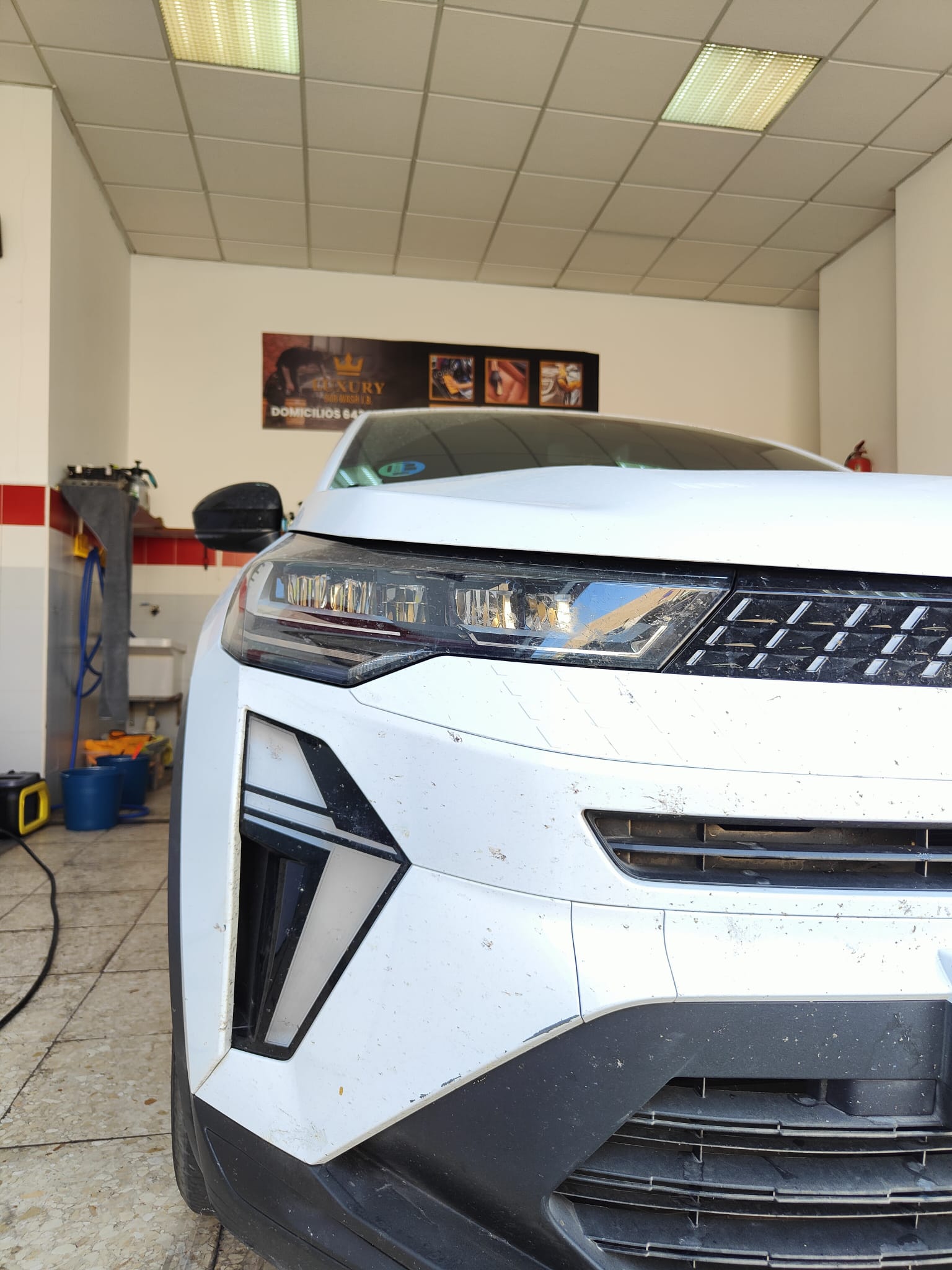Interior de coche limpio después del detailing